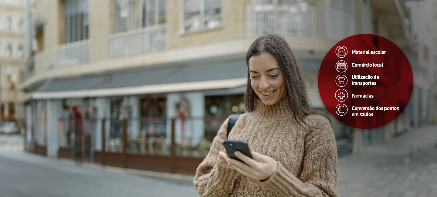 Senhora na rua à fazer compras com o cartão munícipe.