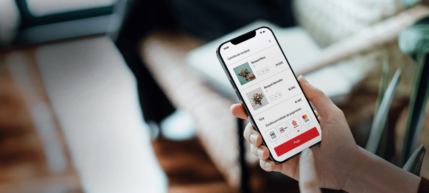 pessoa a fazer compras no telemóvel através da payshop online payments