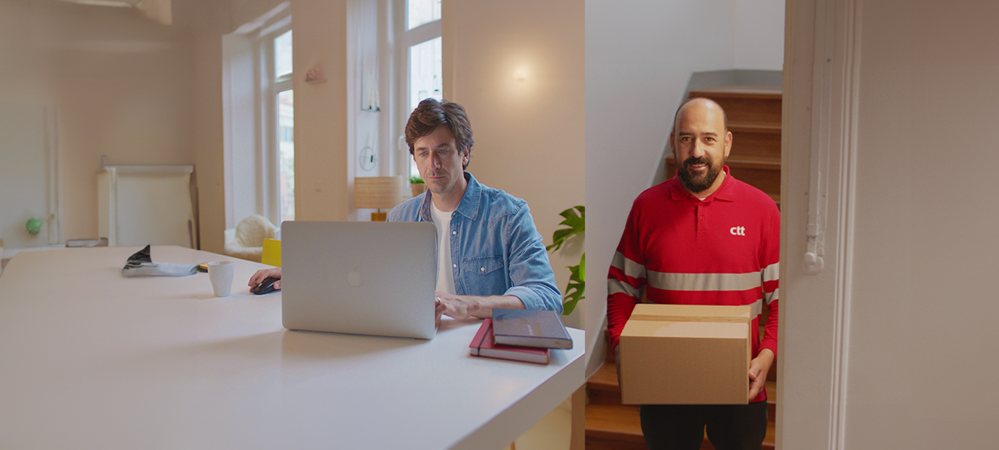 Duas pessoas, uma trabalha ao computador, o outro é carteiro e segura uma caixa de cartão.