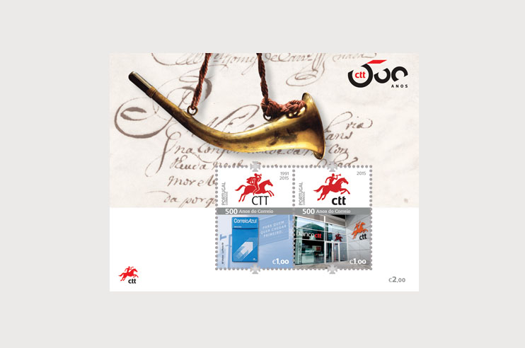 Folha de selos dos 500 anos dos CTT com trompa postal, envelope azul e posto de correios moderno.