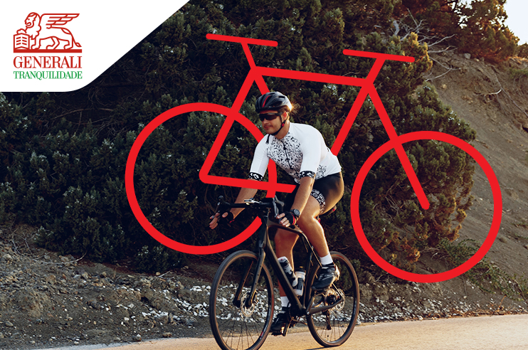 Ciclista em passeio, protegido pelo Seguro Biciletas e Trotinetes.