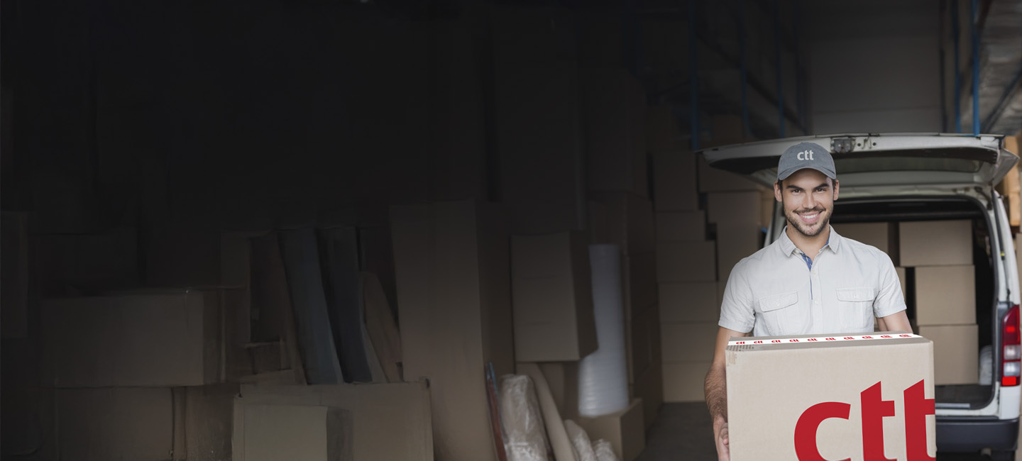 estafeta a carregar encomendas expresso de uma carrinha.