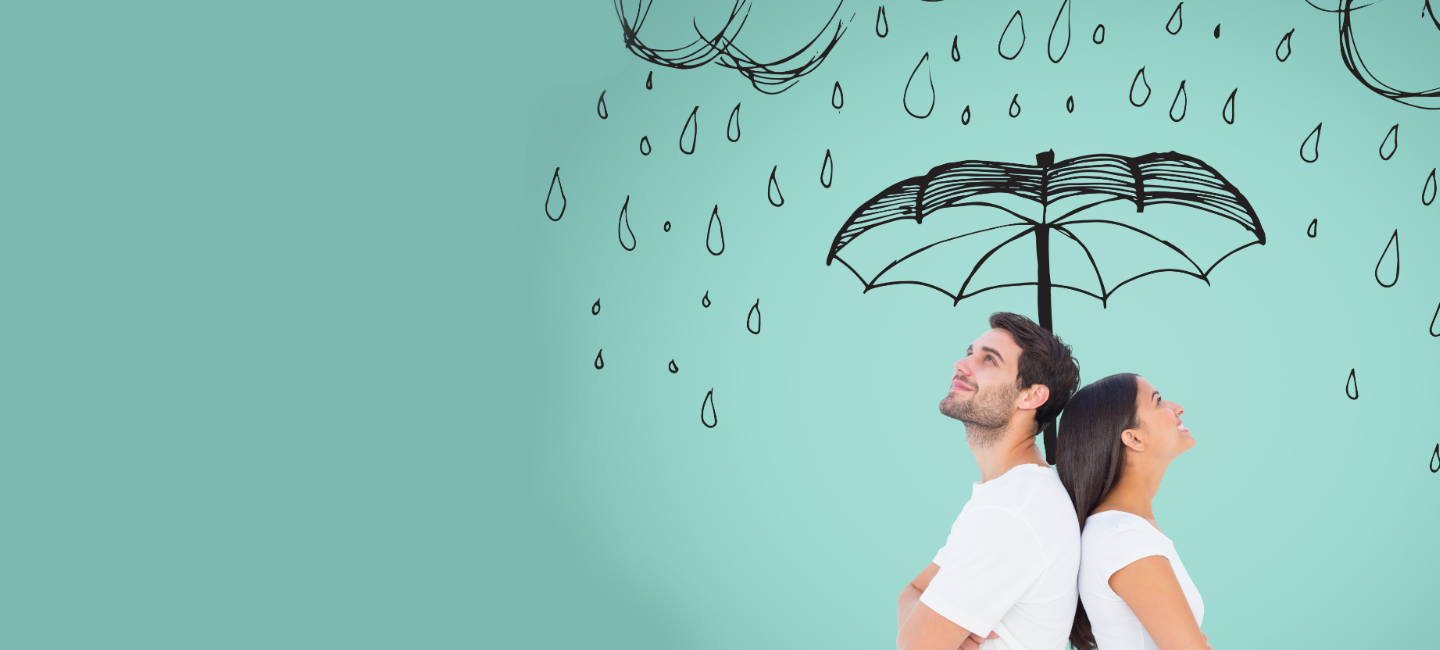 Casal debaixo de um desenho  de um chapéu de chuva