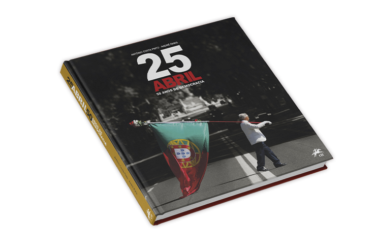 Capa do livro 25 de Abril - 50 Anos da Democracia